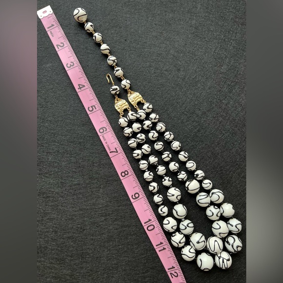 Necklace Double Strand White and Black Necklace Abstract Swirl Art Rare - Picture 4 of 6